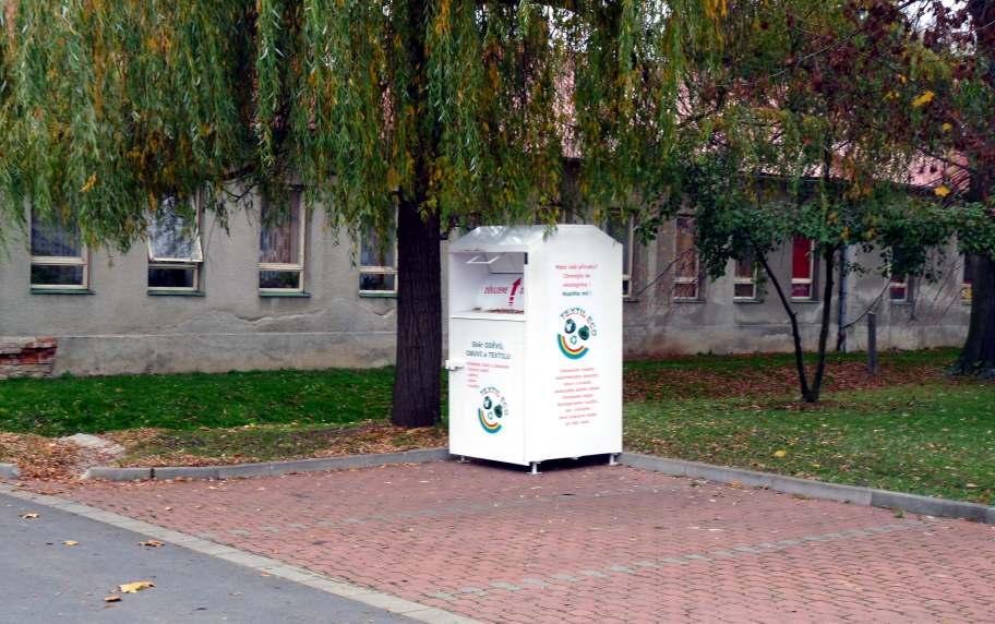 Dvakrát roènì se také provádí sbìr nebezpeèného odpadu, funguje sbìr papíru na školním dvoøe, který pøinesl základní škole vítìzství ve sbìrové soutìži. Co do kontejneru patøí?