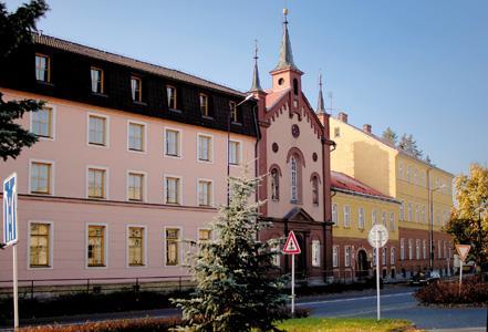 přejmenován na Ústav sociální péče a byl řízen Okresním ústavem sociálních služeb. Od roku 1993 má ústav právní subjektivitu. V roce 2002 se stal zřizovatelem Ústavu sociální péče Pardubický kraj.