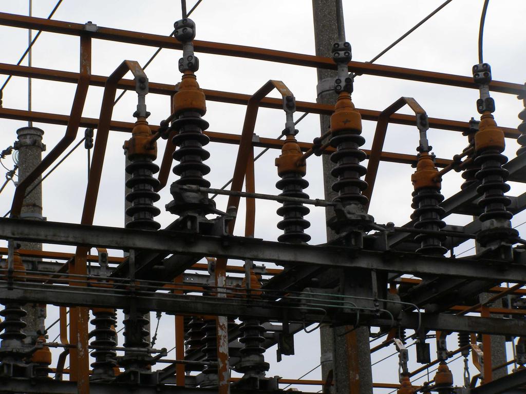 5.1.2. Odpojovače 35kV Odpojovače Škoda jsou původní z roku 1962. V rozvodně 35kV jsou osazeny typy ODTV 35/1000 bez uzemňovače a ODTVU 35/1000 s uzemňovačem.
