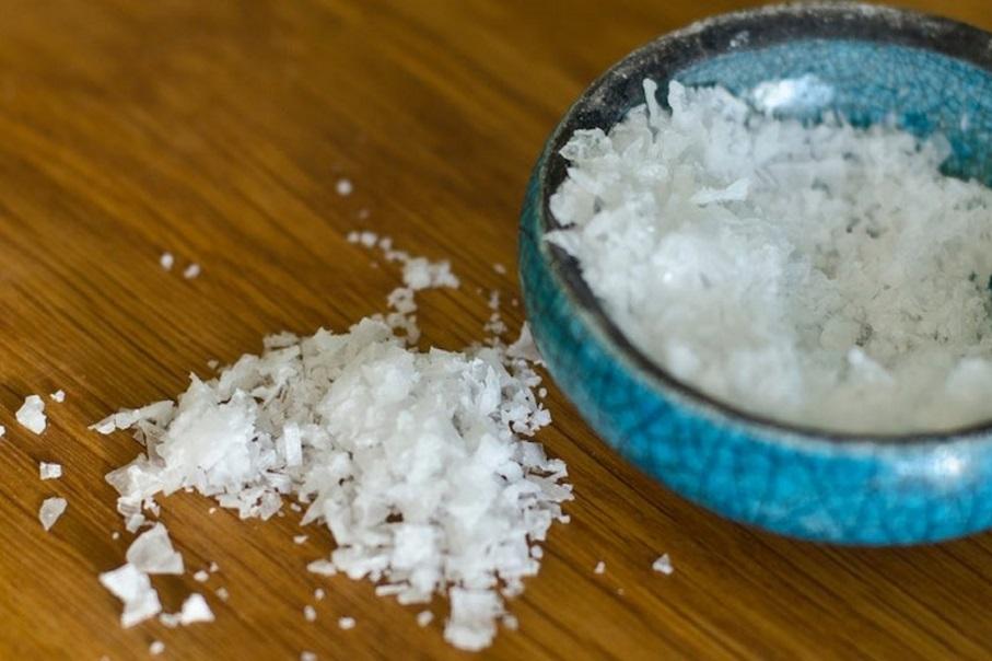 2. Snižte konzumaci soli Příliš mnoho soli má za následek zvýšení krevního tlaku, což je hlavní rizikový faktor pro rozvoj kardiovaskulárních onemocnění a cévních mozkových příhod.