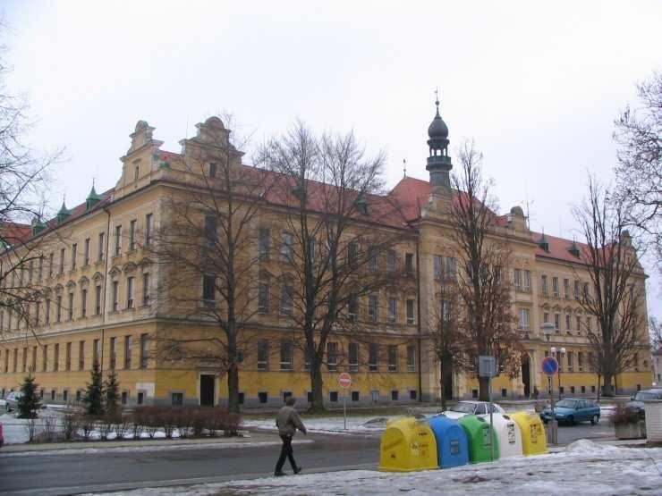 velkých změn a organizace školy se neustále měnila. Ve školním roce 1951/1952 vznikly souběžné devítileté školy a to sice I. národní a střední škola 