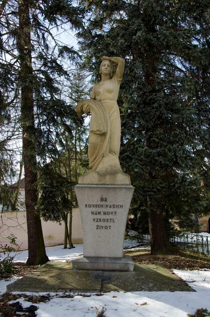3.6. Socha Svobody Socha byla slavnostně odhalena 28. října 1923 jako památka na padlé občany v první světové válce.