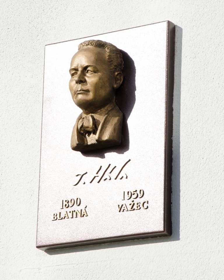 3.11. Pamětní deska Jana Hály Pamětní deska slavného blatenského malíře Jana Hály byla slavnostně odhalena 28. října 2011 na konci centrální blatenské třídy J. P. Koubka.