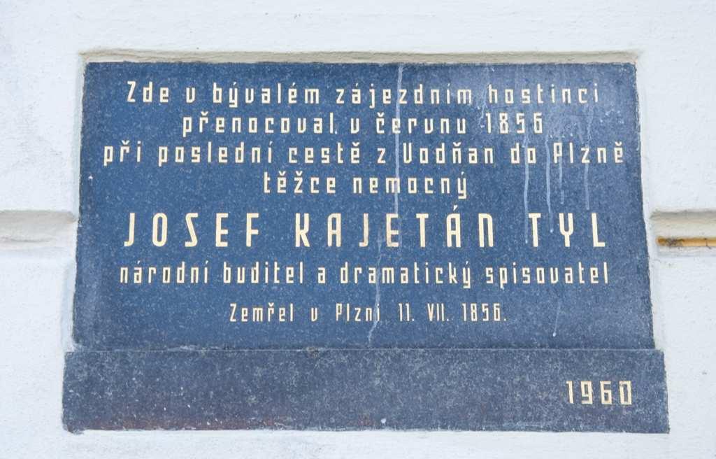 3.13. Pamětní deska J.K. Tyla 21. srpna 1960 byla slavnostně odhalena pamětní deska Josefa Kajetána Tyla na hostinci U Bílého lva, při příležitosti oslav tělovýchovné jednoty.