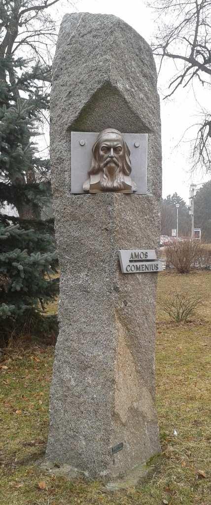 3.16. Pamětní busta Jan Amos Komenský Dne 18. září 2004 byla slavnostně odhalena busta Jana Amose Komenského při příležitosti oslav sta let výročí od založení základní školy Jana Amose Komenského.