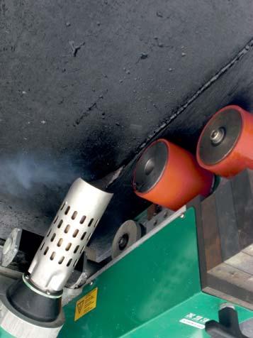 Automat na svařování střešních pásů Laron Bitumen Osvědčený svařovací automat speciálně pro bitumen - rozložení hmotnosti - garance svařování bez řasení - snadný servis díky standardní elektronice -