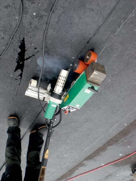 k dostání sada příslušenství pro termoplastické střešní materiály (šířka svaru 40 mm). - Bezkartáčový hnací a dmychadlový motor pro dlouhou životnost. Laron Bitumen 230 V 90 mm Obj.č.: 6600195 Laron Bitumen 230 V 100 mm Obj.