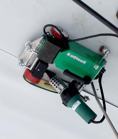 Roofon R Talent pro okrajové oblasti - svařuje s odstupem pouhých 20 mm od atiky - použitelné i k plošnému svařování - šířka svaru 40 mm - k dostání jako Roofon R