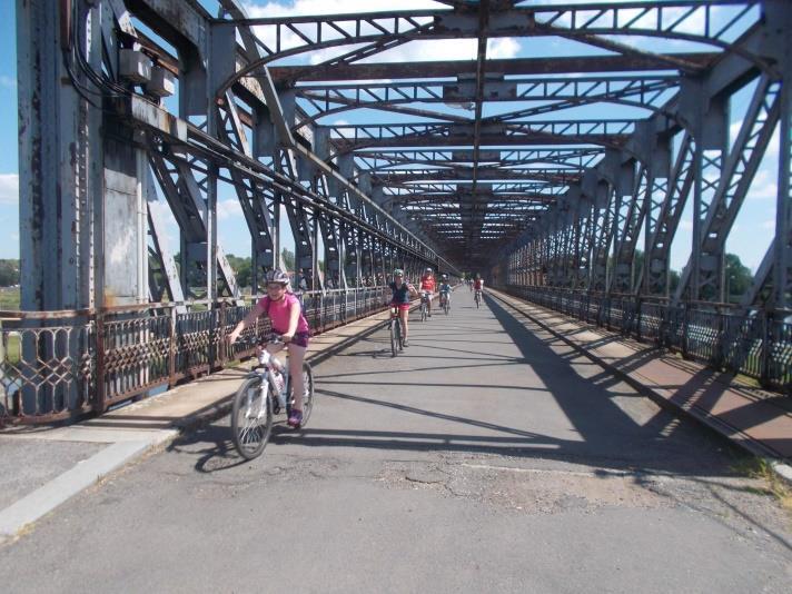 . Cyklovýlet do pevnostního bunkru Sazená V sobotu 27. května 2017 odpoledne vyrážíme na kolech + jedno auto do pevnostního bunkru Sazená.