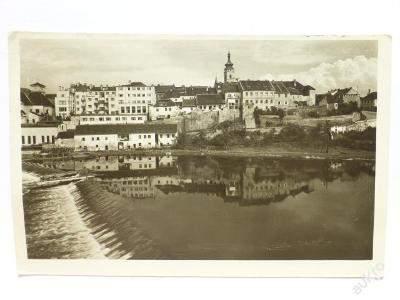 Krátce o městu Fráni Šrámka v ulici Fráni Šrámka FRÁŇA ŠRÁMEK: SPLAV (1916) Trápím se, trápím, myslím si, kde bych tě nejraděj potkal. Ulice střídám, parky a nábřeží, bojím se krásných lží.