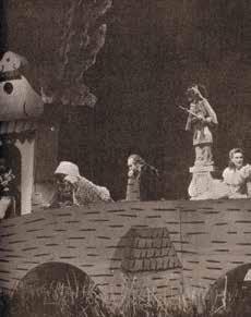 Scéna Daniel Dvořák Kostýmy Marta Roszkopfová Sbormistr Jurij Galatenko Dramaturgie Eva Mikulášková Český překlad Igor Jelínek Osoby a obsazení (hlavní role): Boris Timofejevič Izmajlov, kupec Martin