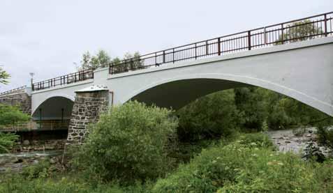 9 Side view of the bridge after its reconstruction 8 a horizontálne deformácie päty klenby boli pod hranicou presnosti meracích prístrojov.