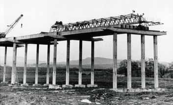 AKTUALITY TOPICAL SUBJECTS 3 4 Obr. 1 První letmo betonovaná spojitá konstrukce z předpjatého betonu, projekt 1955 Obr. 2 Soutěžní návrh mostu v Libanonu, nerealizováno, 1963 Obr.