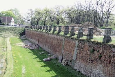 etapa opravy fasády objektu bývalých stájí v Malé pevnosti opatøení ke snížení vlhkosti zdiva objektu; Restaurování pùvodního