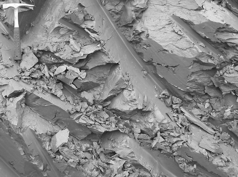 Jíl Hlíny Usazená hornina nezpevněná složená z hmoty tvořenou jílovými minerály a dalšími příměsy (jiné minerály, úlomky hornin, s velikostí jednotlivých zrn pod 2 µm (50 % Barva závisí na obsahu