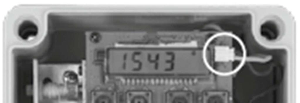 6.4 Navázání tažné šňůry Tažnou šňůru přivažte k šoupátku. Postupujte přitom následovně: 1. Nejprve najeďte elektronikou do horní koncové polohy. To provedete stisknutím tlačítka Nahoru.