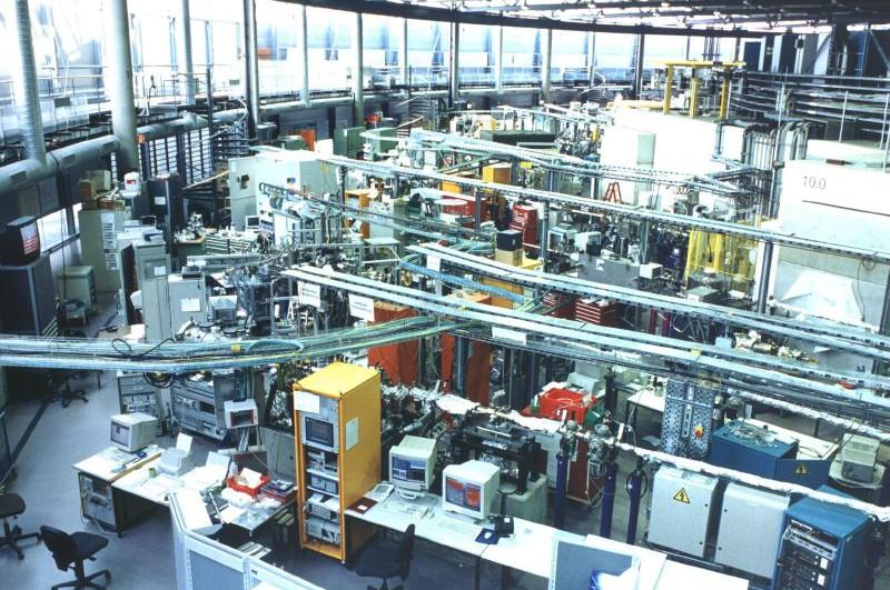 Záření téhož elektronu emitované v jednotlivých prvcích magnetického pole spolu koherentně interferuje, takže se sčítají amplitudy.