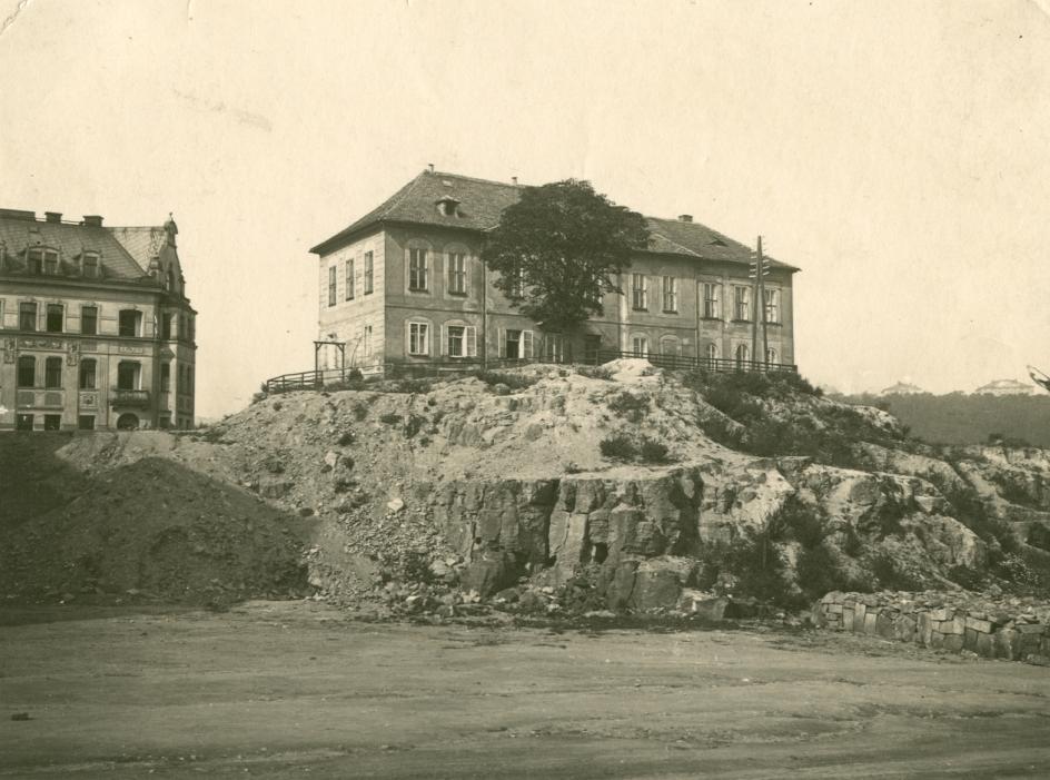 Pohled na přední stranu střelnice na