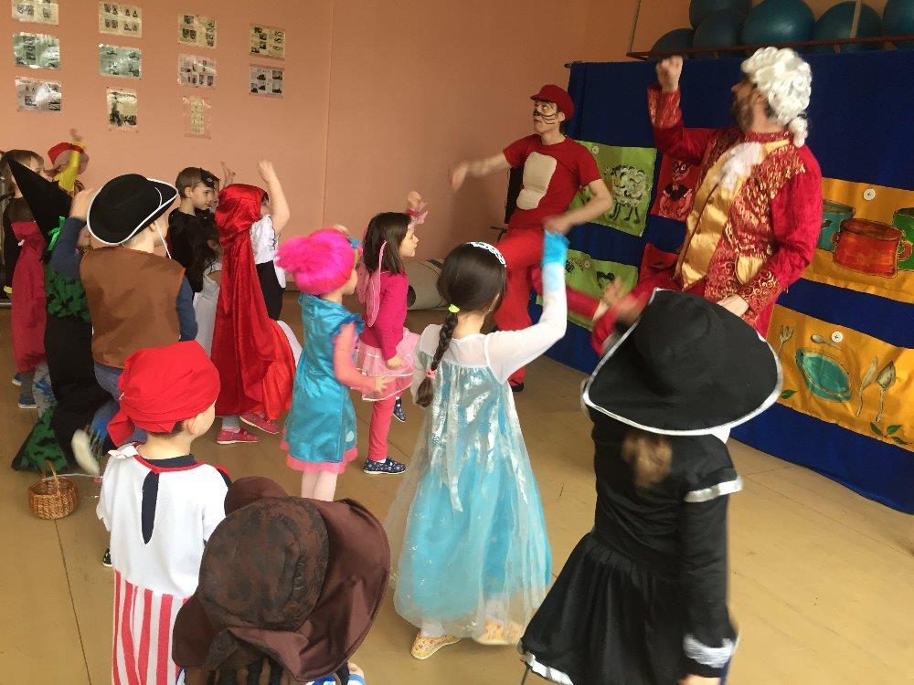 Večerníčkový karneval, nám