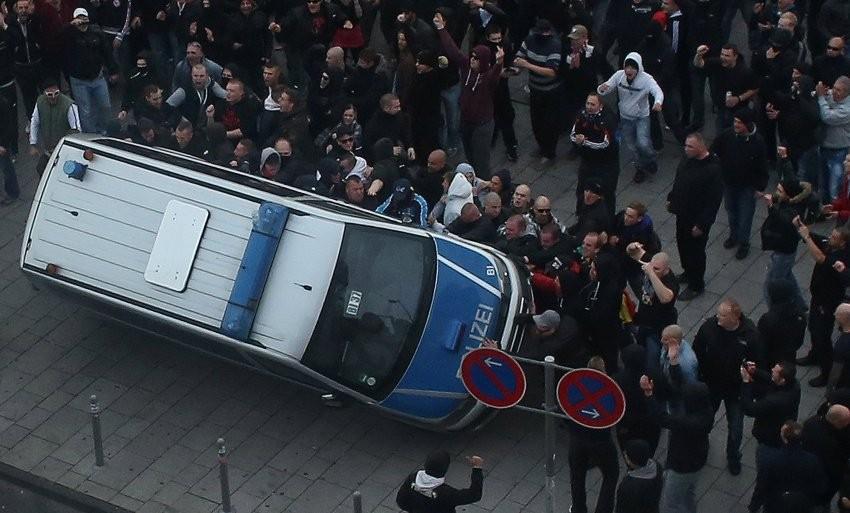 Czech Defence League), jejich vzájemná provázanost či stupeň kooperace však dosahuje ještě nižší úrovně než v případě Generace identity.