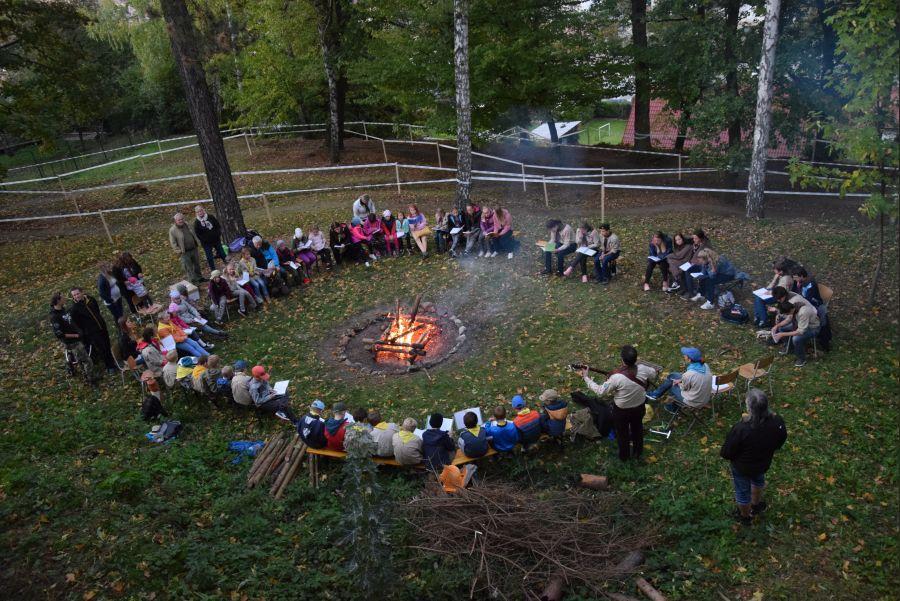 Zahajovací oheň (5. 10. 2018) Na slavnostním ohni byla vysoká účast (foto: Vlk) Skautské století v Hlinsku aneb Po 100 letech stále in (14. 9. 11. 11. 2018) V roce 1918 byl založen první skautský Hlinsku.