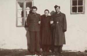 bydlí nevěděl. Viděli ve vesnici kluka, zastavili. Táta se ptá: Kdepak vostávají Podhajský. Kluk byl to Manfréd Matička věděl, jel s nimi aby jim ukázal dům.