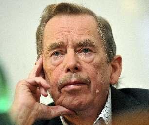 ... k o l a b o r a n t s k é m u r o d u že něco takového může v České kancléře... Rakušana, nemluvícího Schwarzenbergům. republice vůbec vzniknout.