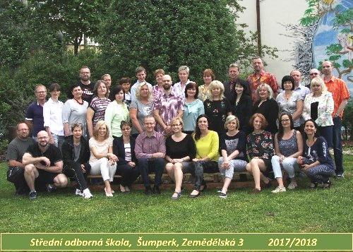 4.3 Pracovníci školní jídelny David Hvižď Bohdana Zouharová Lucie Svačinková Radka Čuntová Sylvie Vejchodová - vedoucí jídelny - vedoucí kuchařka - kuchařka - kuchařka - kuchařka 4.