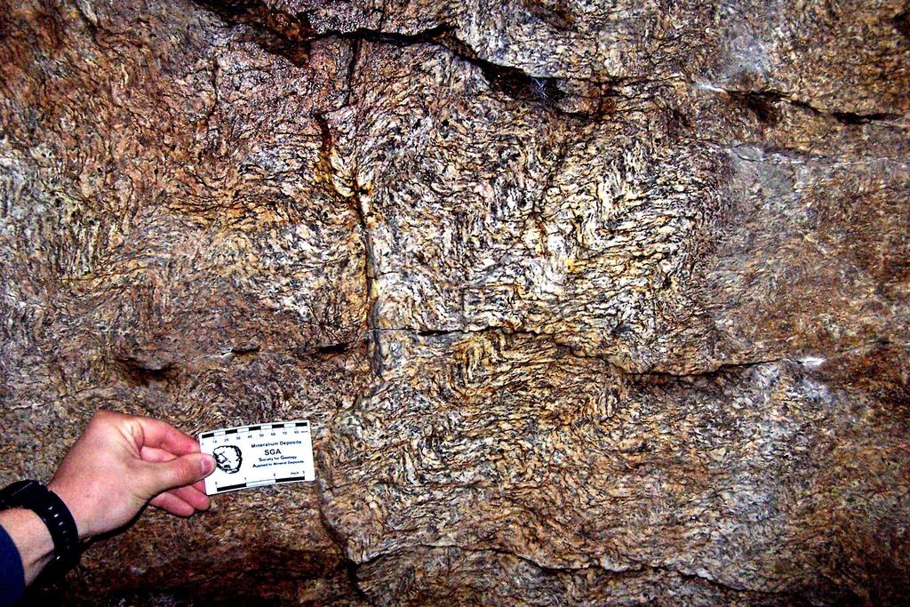 5.3 Oblast Velkého a Malého Blaníku Výchozy v oblasti Velkého a Malého Blaníku jsou tvořeny převážně biotit-muskovitickou ortorulou (blanická ortorula) s významným podílem turmalínu (obr. 26).