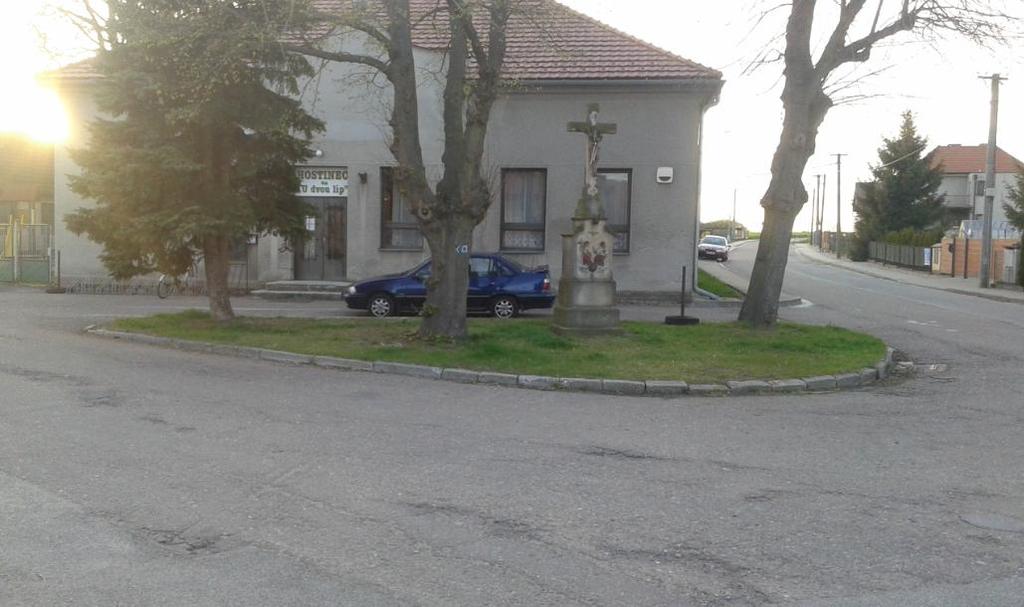 je zastávka ve směru do Hradce Králové vhodně upravena pro účely MHD. Chybí zde pouze grafické úpravy a označník MHD spolu s aktuálním JŘ.