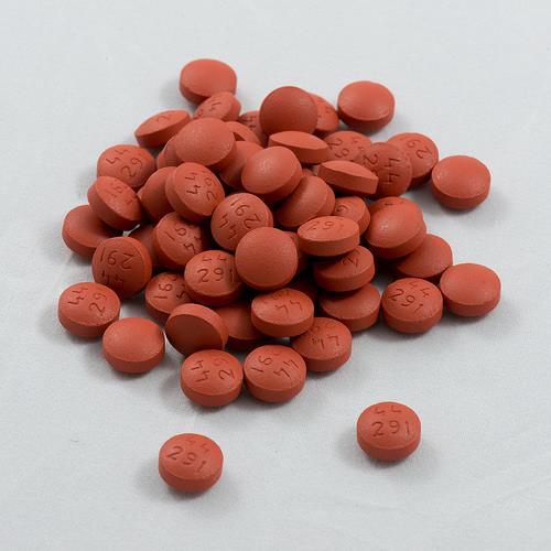 3.1.1 Ibuprofen Ibuprofen (lat. Ibuprofenum) je léčivo, které v běžných dávkách působí analgeticky, antipyreticky a antiflogisticky silněji než běžné analgetické dávky kyseliny acetylsalicylové.