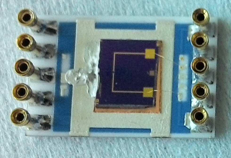 3.3 Funkčnost grafenových polem řízených tranzistorů Pro kontaktování grafenových polem řízených tranzistorů bylo nejdříve použito bondování velmi tenkého zlatého drátku.