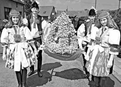 Vedoucím souboru je už 15 let Jana Trubačíková (dříve Kučerová), která přiznává, že vést soubor s takovými osobnostmi, jako jsou v Míkovicích, není opravdu lehké.