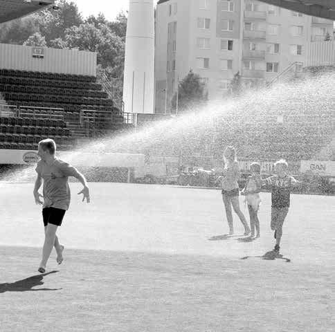 Devítka redaktorů Reptákovy redakce si na ní v praxi vyzkoušela roli novinářů, na kterou se po celý týden připravovala. MARKÉTA: Kolik zápasů odehrajete za sezónu?