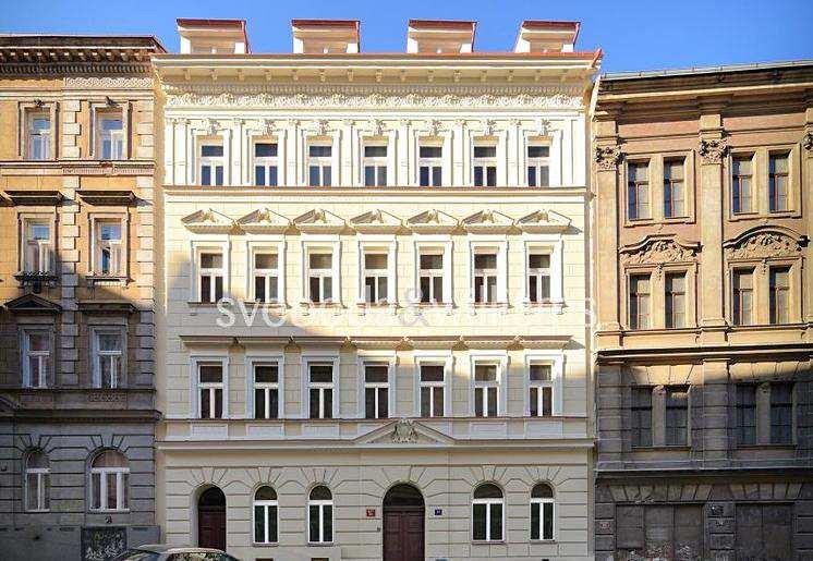 8) Byt 3+kk, Řehořova, Praha Žižkov Byt o velikosti 3+kk ve 2. podlaží činžovního domu s 22 bytovými jednotkami.
