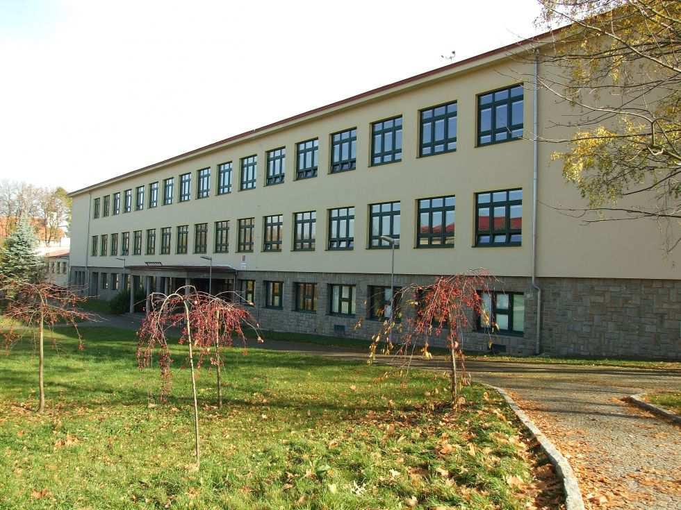 Rekonstrukce školy Všechno je jinak!. Nesmíme do druhého patra a skoro všechny třídy jsou v prvním patře. Tak to zaznělo na začátku školního roku. Nikdo nic nevěděl, a tak jsme začali pátrat.
