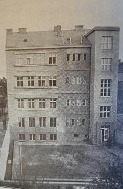 představují centrum města; červena místa za řekou