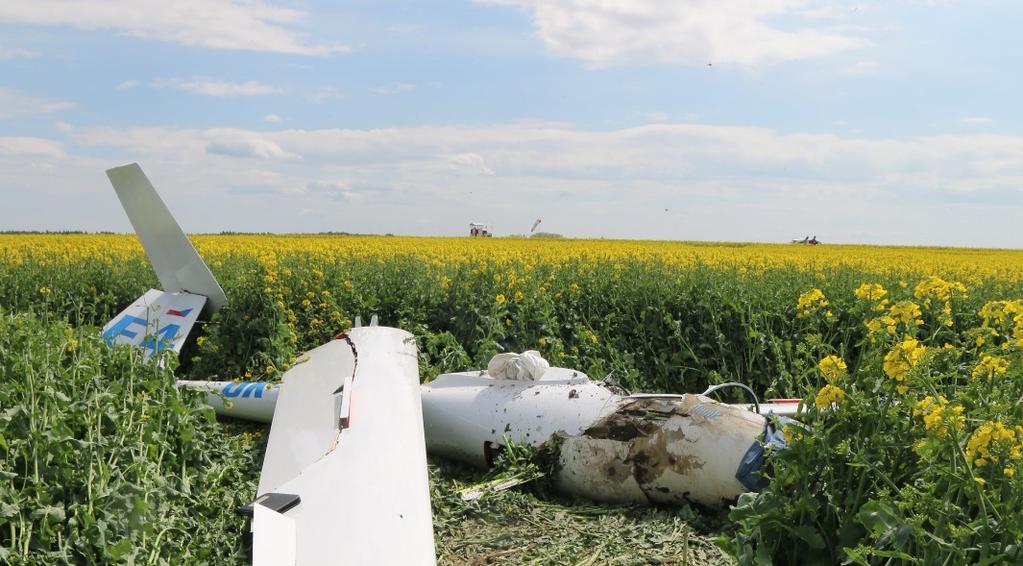 Kluzák narazil nejprve přídí. Skořepina se roztříštila až do prostoru pilotního sedadla.