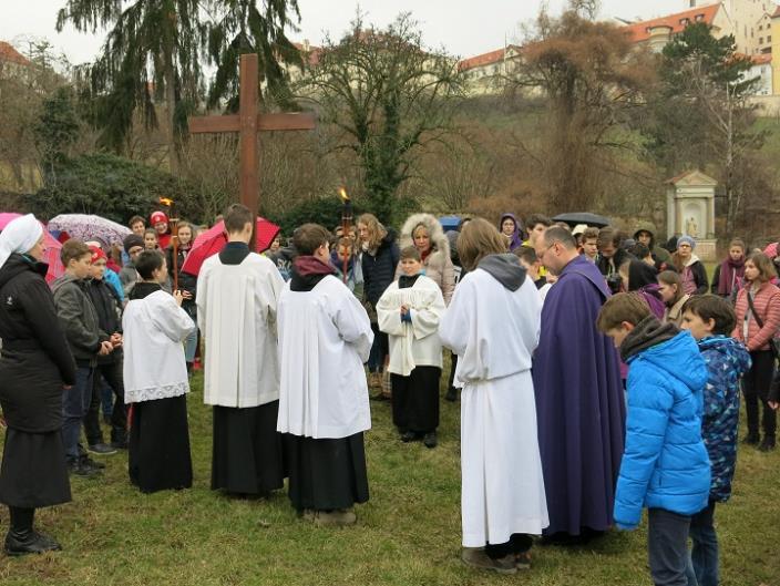 Křížová cesta pod Petřínem Žáci druhého stupně již tradičně společně uzavřeli postní dobu modlitbou křížové cesty. Letos jsme se shromáždili v kostele svatého Karla Boromejského.