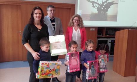 Paní knihovnice Ludmila Štěpánková na naše děti v adventním čase také nezapomněla a připravila pro ně vánoční posezení s pohádkou, koledami. Pod stromečkem si děti našly dárečky.