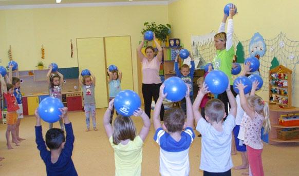 Fyzioterapeutka jednou za měsíc seznámí děti i jejich učitele se cviky, které poté cvičí s dětmi učitelky ve školce a v ideálním případě i rodiče doma.