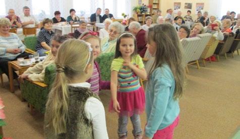 v Měrunicích. V příjemném domácím prostředí si lidé mohou vybrat z nespočetných druhů sazeniček zeleniny, ovocných stromků, keřů, květin či bylinek. To však není vše, co si odvezou.