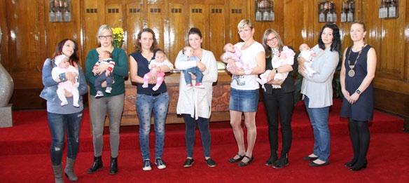 Ondřej Kvěch celý obřad provázel hudebním doprovodem, básničky přednesly a maminkám předaly květiny děti z MŠ Švabinského.