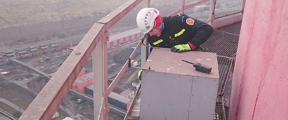 18 SPOLEČNOST 13. dubna 2017 Na ledvický komín se vrátili dravci Hasič Jan Stűtz při čištění budky pro sokoly Do předjarního úklidu sokolích budek se pustili elektrárenští hasiči.