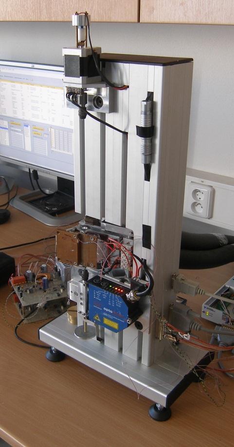 Elektricky izolované čelisti umožňující provádět měření elektrického odporu v průběhu termomechanické zkoušky.