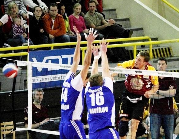 ČTVRTFINÁLE 2.zápas VK Dukla Liberec : Slavia Havířov 3 : 0 (22,19,19) 73 min. 350 diváků 13.3.2010 2 I druhé čtvrtfinále patřilo favoritu utkání Dukle, která podala opět zcela bezchybný výkon a zaslouženě zvítězila.