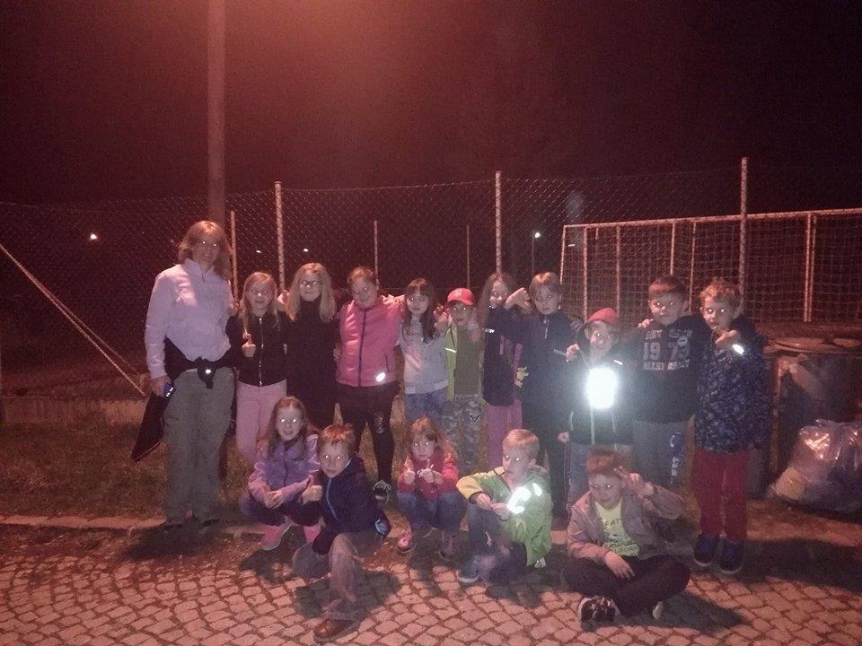 NOCOVÁNÍ 2. A VE ŠKOLE Po skoro dvouletém čekání se i děti 2. A dočkaly nocování ve škole. Stalo se tak z 12. na 13. dubna 2018. Plni nadšení a očekávání se sešly v 16.
