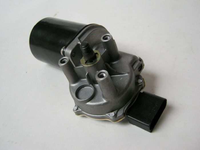Přepínač (2) je ovládací, ve vypnuté poloze zkratuje vinutí kotvy a tím motor zabrzdí.