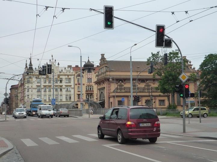 Světelně řízené křižovatky Jsou doplněny nebo upřesněny: vliv chodců přecházejících komunikaci, na