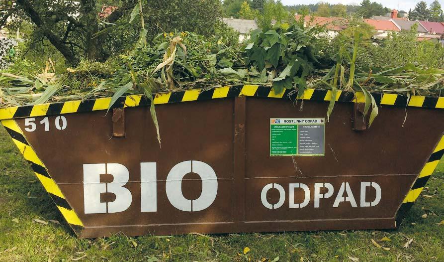 Pracovníci technických služeb jej svážejí do žeravické kompostárny, kde končí i větve a posečená tráva z údržby veřejné zeleně.